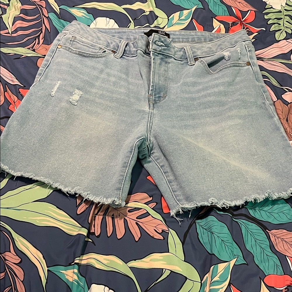1822 Denim stretch light wash jean shorts